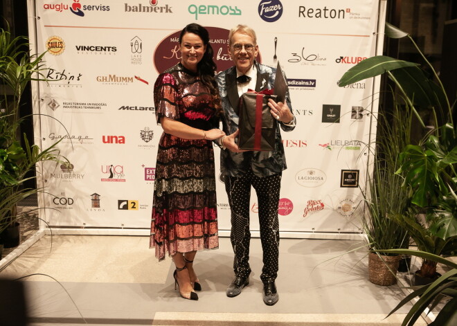 FOTO: sabiedrībā zināmi ļaudis līksmo greznajās Mārtiņa Rītiņa 70 gadu jubilejas svinībās