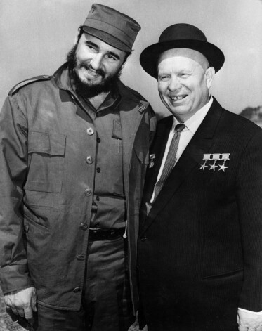 PSRS Ministru padomes priekšsēdētājs Ņikita Hruščovs ar Kubas revolucionāru Fidelu Kastro.