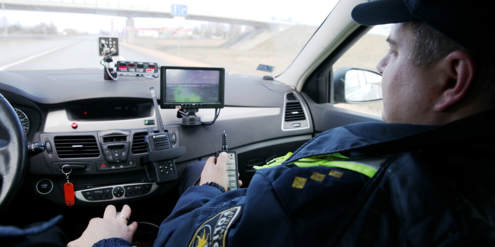 Darbu sāks ar 360 grādu kameru aprīkota netrafarēta policijas automašīna, kas spēs konstatēt dažādus šoferu pārkāpumus