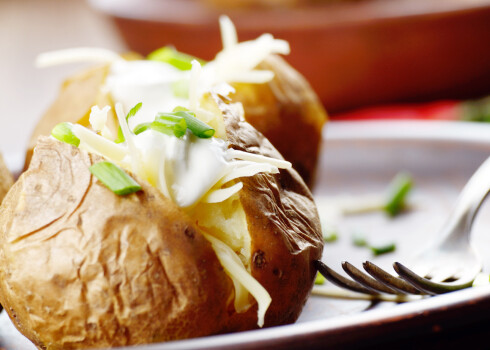 Krāsnī cepti kartupeļi ar rikotu un tomātiem