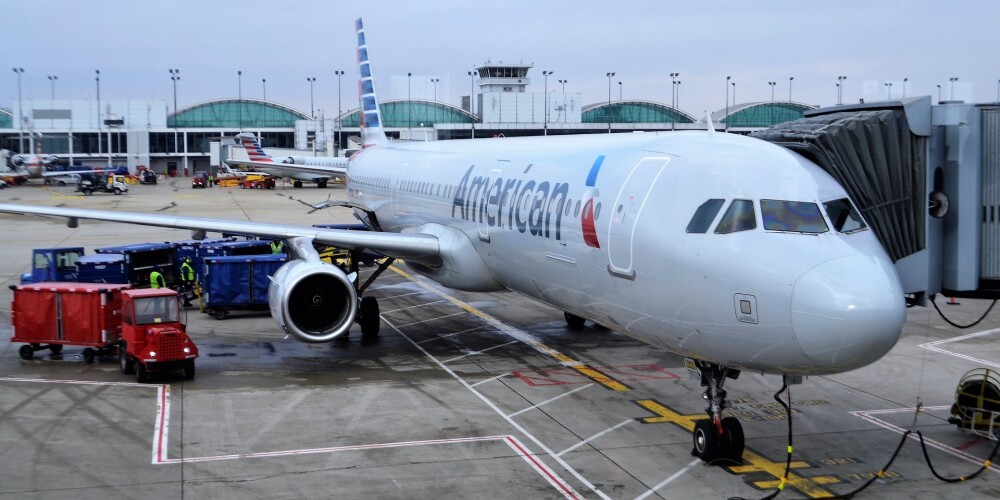 "American Airlines" lidmašīna veic ārkārtas nosēšanos Dublinā; vairāki pasažieri zaudē samaņu