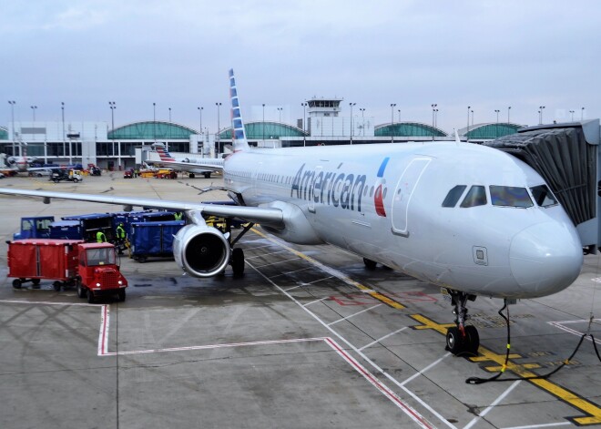 "American Airlines" lidmašīna veic ārkārtas nosēšanos Dublinā; vairāki pasažieri zaudē samaņu