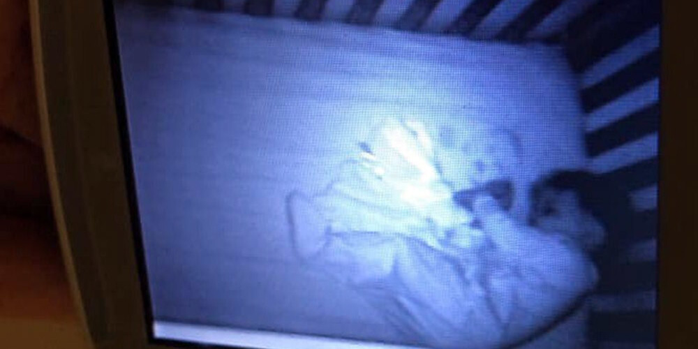 VIDEO: māte dēla gultiņā pamanīja spokainu seju, bet atrisinājums viņai lika smieties