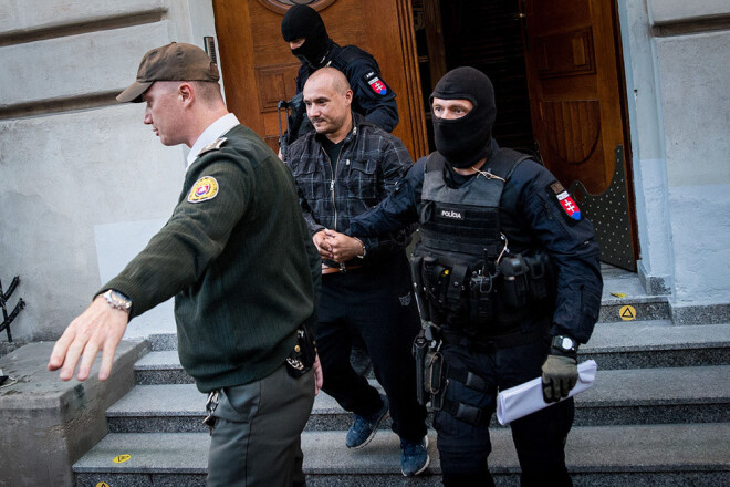 Policija eskortē Tomašu Sz., kuru apsūdz par žurnālista Jana Kucjaka slepkavību.