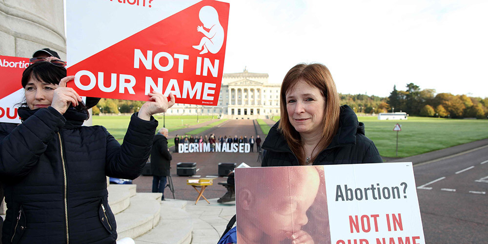 Ziemeļīrija gatavojas atļaut abortus un viendzimuma laulības
