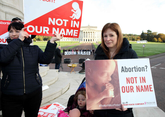 Ziemeļīrija gatavojas atļaut abortus un viendzimuma laulības