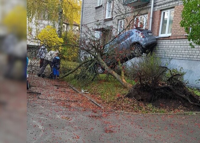 "Сильно разогнался": очевидцы рассказали о "мастер-классе" влетевшего в дом шофера в Ильгюциемсе