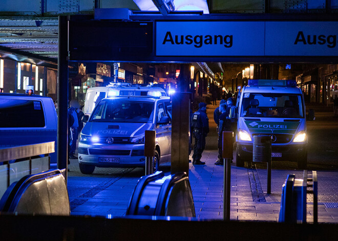 VIDEO: policijas specvienības Vācijā izšķir turku un kurdu masveida kautiņu