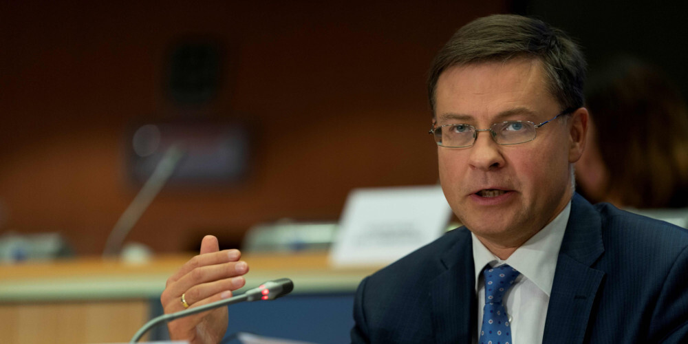 Valdis Dombrovskis (dzimis 1971. gada 5. augustā Rīgā) ir latviešu fiziķis, ekonomists un politiķis. Eiropas Komisijas viceprezidents (2014), Eiropas Savienības komisārs ar atbildību par eiro un sociālo dialogu (2014), vēlāk arī Finanšu stabilitātes, finanšu pakalpojumu un kapitāla tirgus savienības jomā (2016) Žana Kloda Junkera vadītajā komisijā. Bijis Latvijas Republikas Saeimas deputāts, finanšu ministrs (2002—2004), Eiropas Parlamenta deputāts (2004, 2014), Latvijas Republikas Ministru prezidents (2009—2014). Pārstāv partiju "Vienotība" (iepriekš "Jaunais laiks").