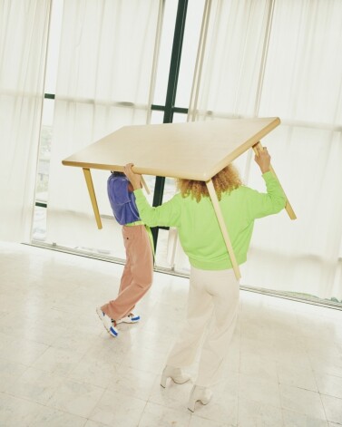 Šī ir Vērdžila Eblo mūsdienu interpretācija par 1950. gadu Skandināvijas modernismu. Galda konstrukcija un izmantotie materiāli padara to vieglu un ērti saliekamu – katrai galda kājai ir tikai viens stiprinājums.