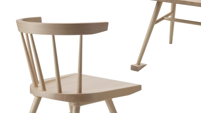 Moderns un minimālistisks veltījums zviedru “pinnstol” – krēsliem, ko darināja 19. gadsimta galdnieki. Vērdžils Eblo krēslu ir papildinājis ar neparastu detaļu: durvju turētāju.