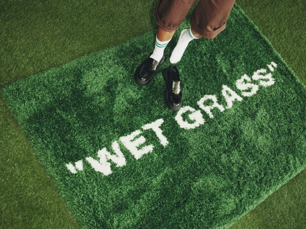 Paklājs “WET GRASS” (no angļu valodas – slapja zāle). Šajā priekšmetā rotaļīgi apspēlēta izpratne par iekštelpām un āru, atspoguļojot moderna mājokļa spēju pielāgoties. Rezultāts ir funkcionāls priekšmets, kas vienlaikus ir arī mākslas darbs.
