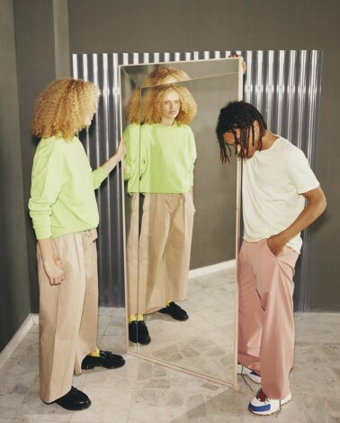 Skatoties uz sevi šajā spogulī, tu redzēsi lauztu attēlu. Ierastā spoguļa forma ir aizstāta ar dažādos leņķos izvietotiem spoguļstikla gabaliem, kas rada neparastu attēlu.