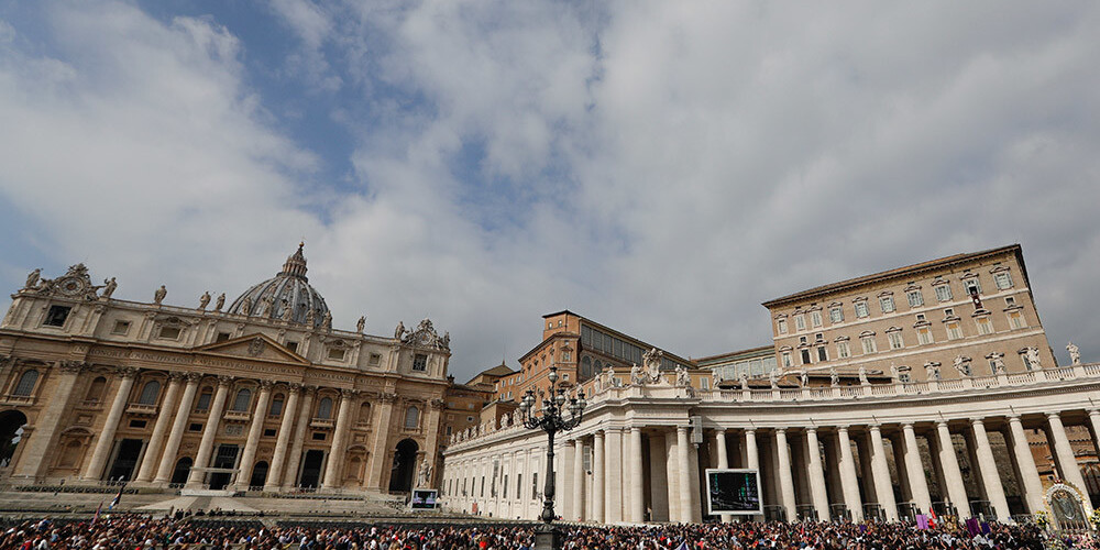 Vatikāns neapmierināts ar dokumentu nopludināšanu un noliedz, ka būtu tuvu bankrotam