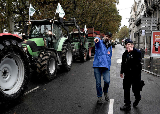 Francijā simtiem zemnieku ar traktoriem protestē pret darba apstākļiem