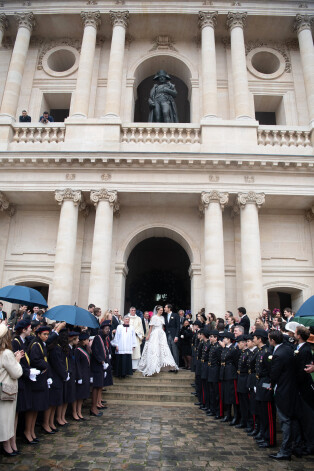 Laulību ceremonija notika Invalīdu namā Parīzē, kur, kā zināms, atrodas Napoleona Bonaparta kaps. Arī viņa statuja rotā ēkas galveno fasādi (sk. attēlā).