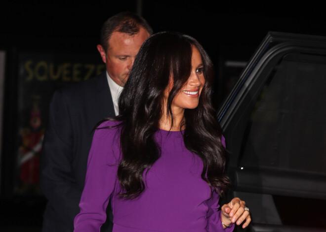 Похудевшая герцогиня Меган в «беременном» платье вышла в свет после скандала