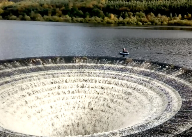 VIDEO: biedējošs ūdens tunelis Anglijas rezervuārā pievilina drosmīgus makšķerniekus