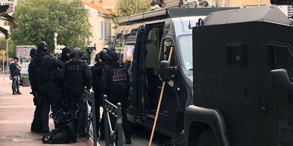 Francijas policija muzejā aplenkusi iespējamu teroristu, kas to apķēpājis ar draudīgiem uzrakstiem arābu valodā
