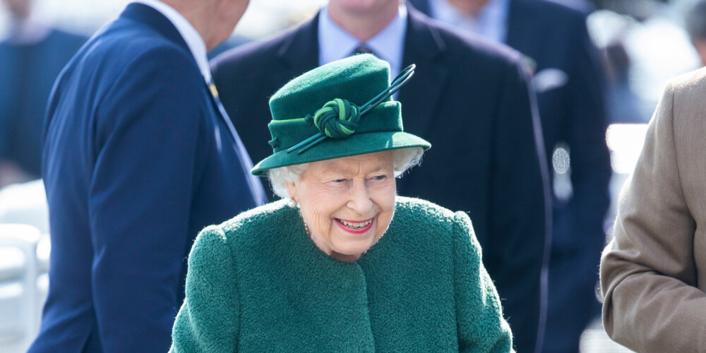 Елизаве́та II (англ. Elizabeth II), полное имя — Елизаве́та Алекса́ндра Мари́я (англ. Elizabeth Alexandra Mary; род. 21 апреля 1926, Мейфэр, Вестминстер, Лондон, Англия, Великобритания) — царствующая королева Великобритании и королевств Содружества из Виндзорской династии. Верховный главнокомандующий вооруженными силами Великобритании. Верховный правитель Церкви Англии. Глава Содружества Наций. Действующий монарх в пятнадцати независимых государствах