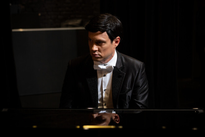 Pianists Anatolijs Livča gan muzikāli, gan vizuāli uzburs Raimonda Paula spēlēšanas manieri un viņa vizuālo tēlu 20.gs. 50. un 60.gados.