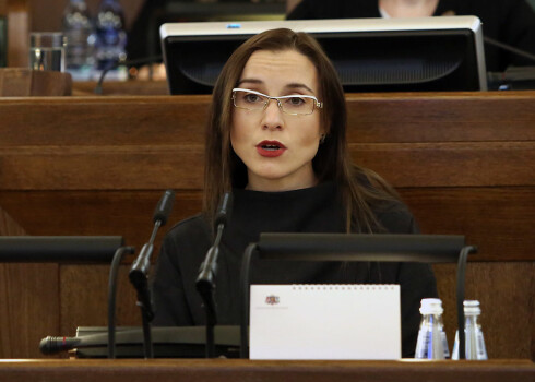 "Likumprojekta mērķis ir apturēt un novērst situācijas, kad iedzīvotāji tiek izlikti no sava vienīgā mājokļa nekustamā īpašuma nodokļu parāda dēļ," paziņoja deputāte Karina Sprūde.