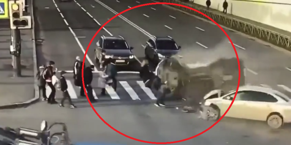 Шокирующее видео наезда автомобиля на людей на пешеходном переходе. 8 человек пострадали