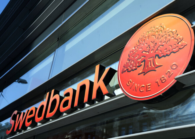 В Даугавпилсе распространили слухи о нестабильности Swedbank: люди в панике снимали деньги