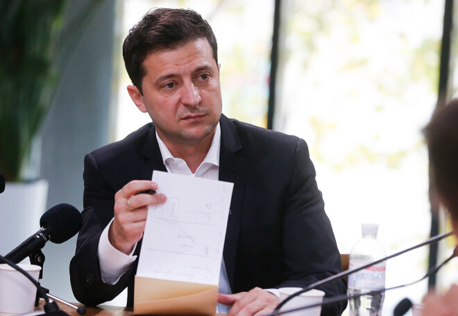 Zelenskis vēl pirms inaugurācijas bijis nobažījies par spiedienu no ASV prezidenta Donalda Trampa puses veikt izmeklēšanu par viņa politisko konkurentu demokrātu Džo Baidenu.