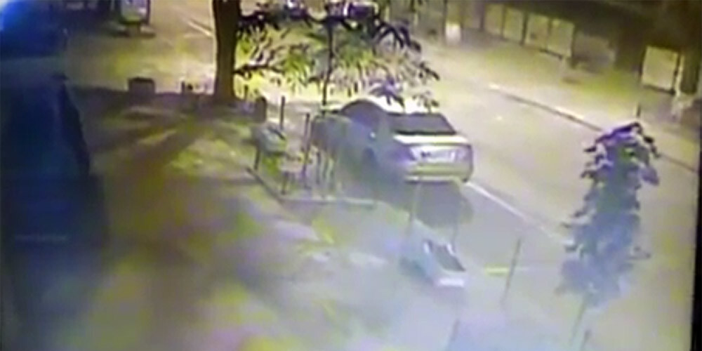 Parādījies VIDEO, kurā Kijevas centrā vīriešiem rokās eksplodē granāta