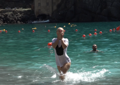 Samanta Tīna Itālijā metas plunčāties bez peldkostīma