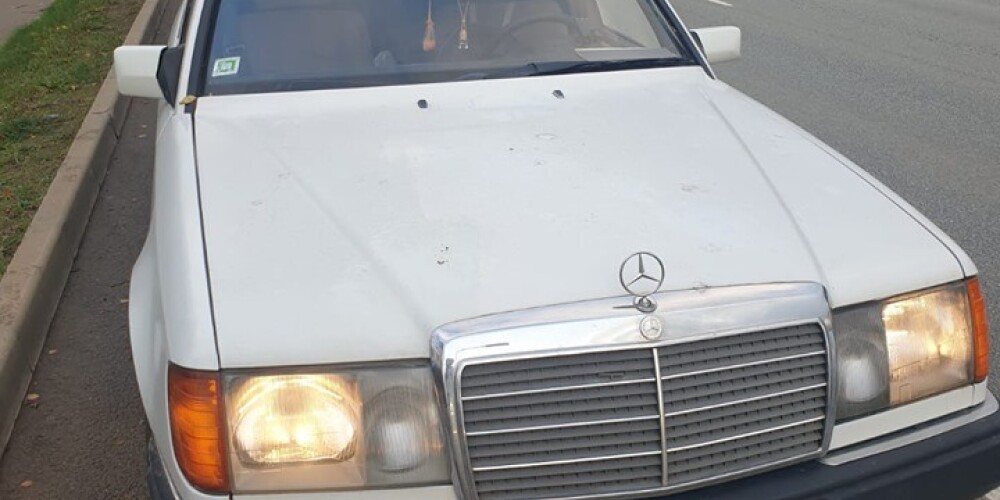 Водитель в Берги прикрепил чужой номер на свой Mercedes, чтобы избежать штрафа: не получилось