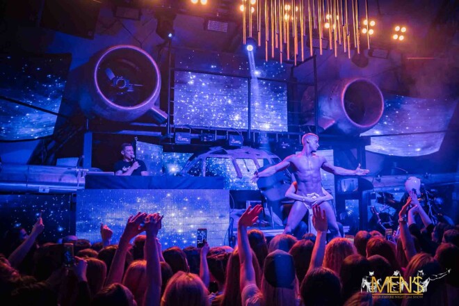 Дамы в восторге от выступлений латвийских стриптизеров