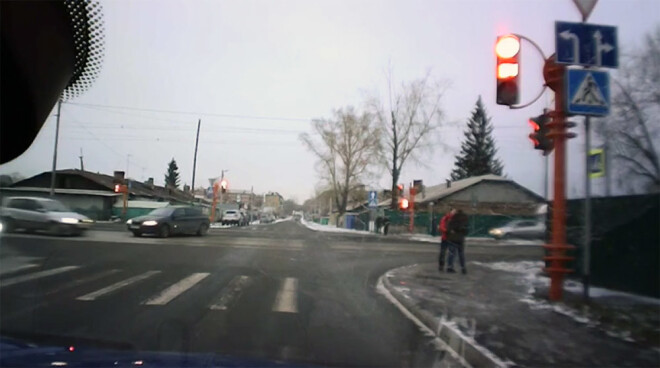 18 gadus vecie mīlnieki uz ietves apskāvās un luksoforā gaidīja zaļo signālu, lai varētu šķērsot ielu.