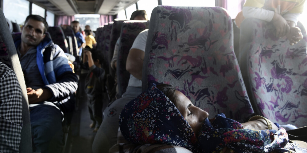 Ciematā Grieķijā ar akmeņiem apmētā bēgļu pilnus autobusus