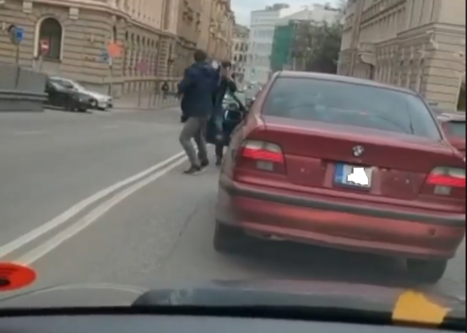 Видео: два шофера не поделили Вантовый мост и ввязались в странную драку