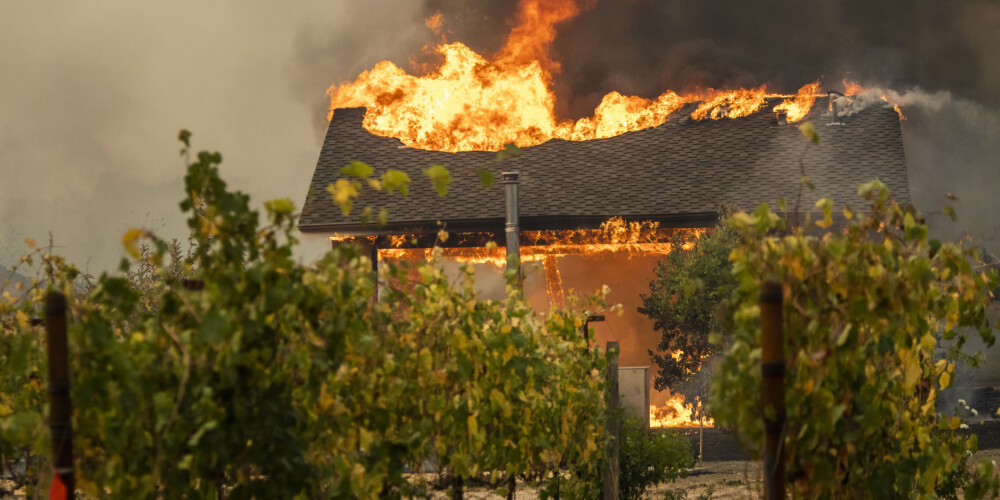 Kalifornijā cilvēkiem liek evakuēties - sācies ugunsgrēks, kas strauji izplešas