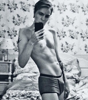 Офицердің әйелі сексуалдық видеода сарбазды алдаған.