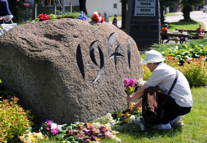 Sieviete noliek ziedus 1941.gada deportāciju piemiņas vietā Torņakalna stacijā Komunistiskā genocīda upuru piemiņas dienai veltītā atceres brīža laikā.