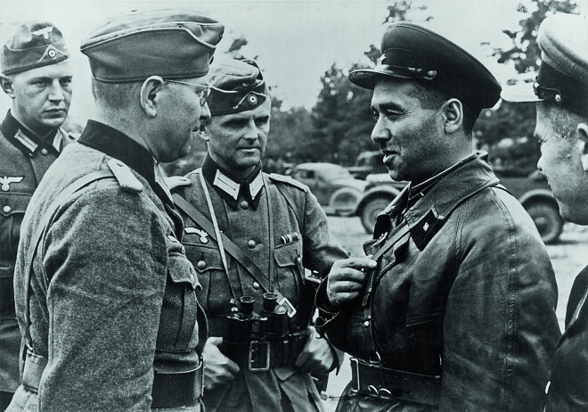 1939. gada rudens, Polija. Vācu un padomju virsnieki īsina laiku saviesīgās sarunās.