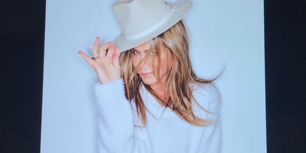 Дже́ннифер Джоа́нна Э́нистон (англ. Jennifer Joanna Aniston; род. 11 февраля 1969, Шерман-Окс, Калифорния, США) — американская актриса, кинорежиссёр и продюсер, наиболее известная как исполнительница роли Рэйчел Грин в телевизионном сериале канала NBC «Друзья» (1994—2004), за которую она была удостоена премий «Эмми» (2002) и «Золотой глобус» (2003). Обладательница именной звезды на голливудской «Аллее славы».