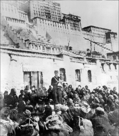 1959. gada aprīlī pēc tibetiešu neveiksmīgās sacelšanās Ķīnas armijas virsnieks uzrunā atbrīvotos Potalas pils, agrākās dalailamas rezidences, priekšā.