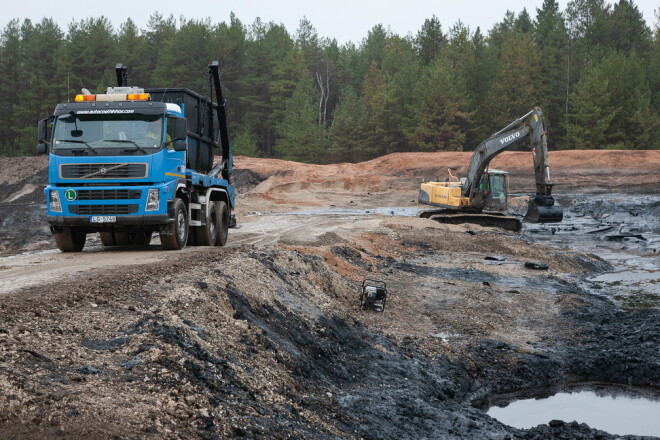 Neitralizētā gudrona masu sajauc ar koka skaidām un sasmalcinātu šķeldu, iegūstot kurināmo materiālu, ko sadedzina cementa rūpnīcā Brocēnos.