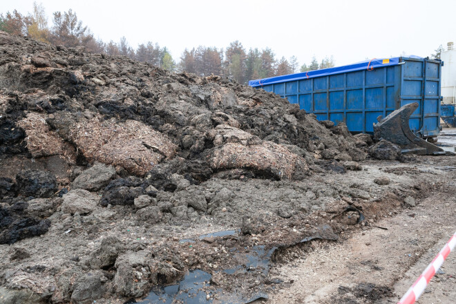 Neitralizētā gudrona masu sajauc ar koka skaidām un sasmalcinātu šķeldu, iegūstot kurināmo materiālu, ko sadedzina cementa rūpnīcā Brocēnos.