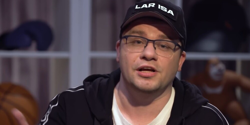 И́горь Ю́рьевич Харла́мов (псевдоним — Га́рик Бульдо́г Харла́мов; род. 28 февраля 1981, Москва, СССР) — российский актёр кино и телевидения, юморист, телеведущий, шоумен и певец. Резидент и ведущий телепроекта Comedy Club, бывший участник команд КВН «Сборная Москвы „МАМИ“» и «Незолотая молодёжь». Бывший ведущий реалити-шоу «Офис», программы «Три обезьяны», юмористических проектов «Бульдог-шоу» и «ХБ».