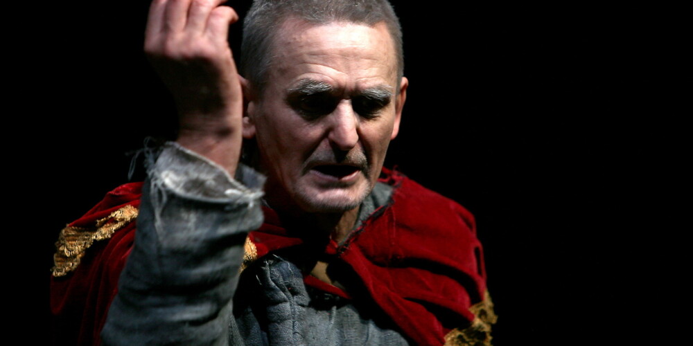 Aktieris Rihards Rudāks izrādē "Karalis Līrs" Valmieras Drāmas teātrī 2006.gadā.