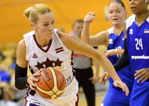 Latvijas izlases basketboliste Aija Putniņa sestdien guva 21 punktu Turcijas augstākās līgas sezonas spēlē, taču tas viņas pārstāvētajai "Čankaja Universitesi" komandai savā laukumā nepalīdzēja uzvarēt čempionāta līderi.