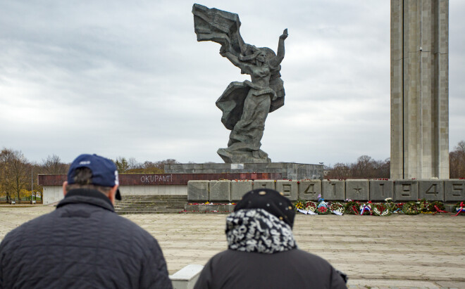 Uzraksts uz pieminekļa atstāts, izmantojot baltas krāsas flakoniņu - līdzīgu tiem, ko izmanto grafiti zīmējumos.