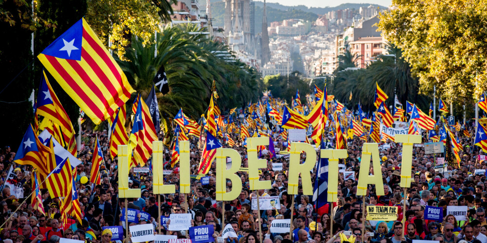 "Mēs nepadosimies" - Barselonas ielās izgājuši 350 000 Katalonijas neatkarības atbalstītāju