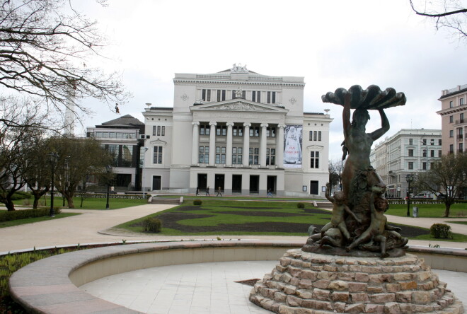 Latvijas Nacionālā opera un strūklaka.